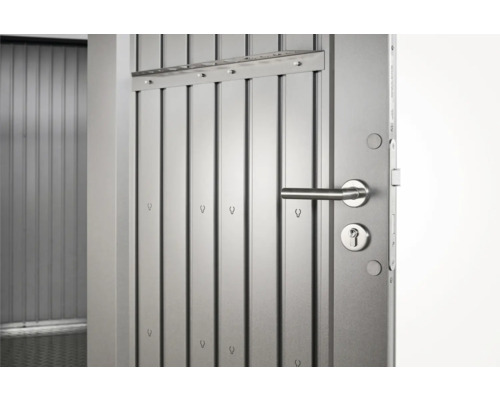 Porte en acier ouverte avec poignée et serrure