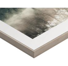 Detailansicht eines gerahmten Bildes mit einem Waldmotiv