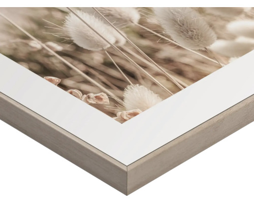 Detailaufnahme eines gerahmten Bildes mit floralem Motiv