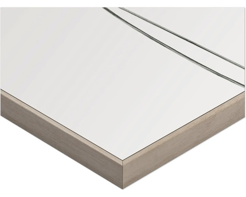 Detailansicht eines Spiegels mit Holzrahmen