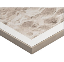 Detailansicht eines gerahmten Wandbildes mit Sandmotiv