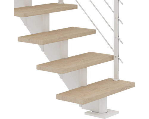 Detailansicht einer Treppe mit Holzstufen und weissem Geländer