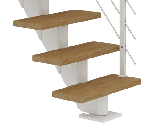 Detail einer Treppe mit Holzstufen und weissem Geländer