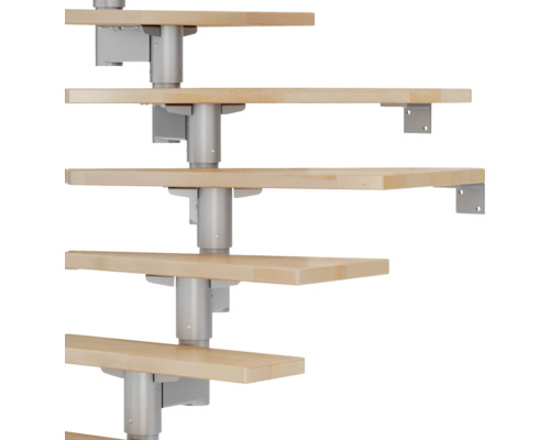 Detailansicht einer Wendeltreppe mit Holzstufen und Metallpfosten.