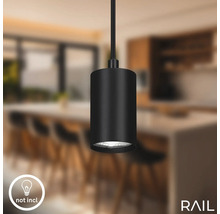 Schwarze Hängelampe vor Küchendekor. Leuchtmittel nicht inbegriffen.