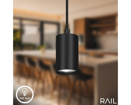 Schwarze Hängelampe vor Küchendekor. Leuchtmittel nicht inbegriffen.