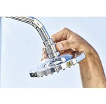 Main tenant une pomme de douche