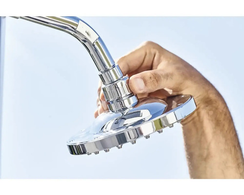 Main tenant une pomme de douche