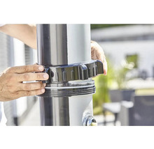 Installation d''une douche de jardin avec les mains