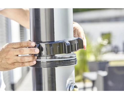 Installation d''une douche de jardin avec les mains