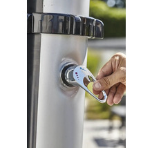 Main actionnant le robinet d''une douche de jardin