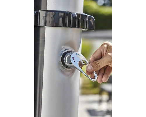 Main actionnant le robinet d''une douche de jardin