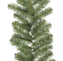 Gros plan d''une guirlande de sapin artificielle