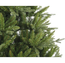 Detailaufnahme eines künstlichen Weihnachtsbaums mit grünen Nadeln