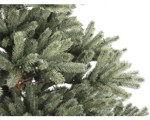 Gros plan d''un sapin de Noël artificiel avec de nombreuses branches