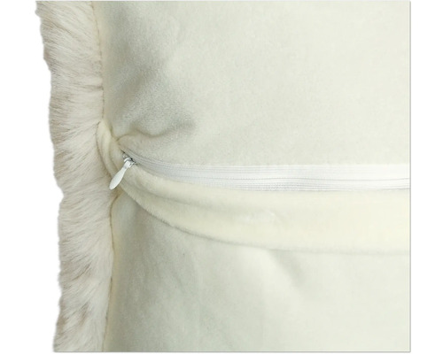 Detailansicht eines Kissens mit Fellrand und Reißverschluss