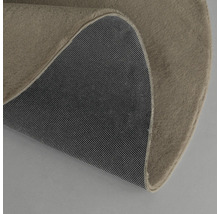 Vue détaillée d''un tapis rond avec surface textile et dessous antidérapant