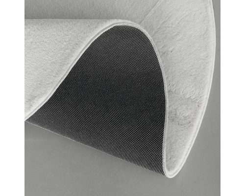 Vue détaillée d''un tapis rond avec une surface textile et un dessous antidérapant