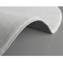 Vue détaillée d''un tapis blanc à poils et envers textile
