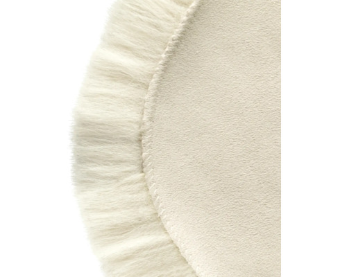 Detailaufnahme eines runden Teppichs mit Zierfransen