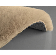 Detailansicht eines beigen Teppichs mit Flor