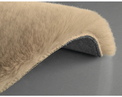 Detailansicht eines beigen Teppichs mit Flor