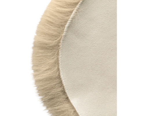 Detailaufnahme eines runden Teppichs mit langem Flor