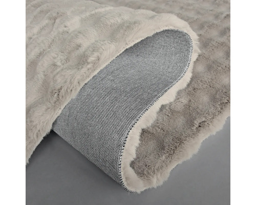 Grauer Teppich mit Felloptik