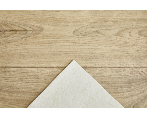 Weisses Vliestuch auf Holzhintergrund