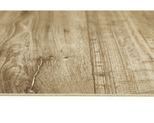 Nahaufnahme eines Laminatbodens mit Holzoptik.