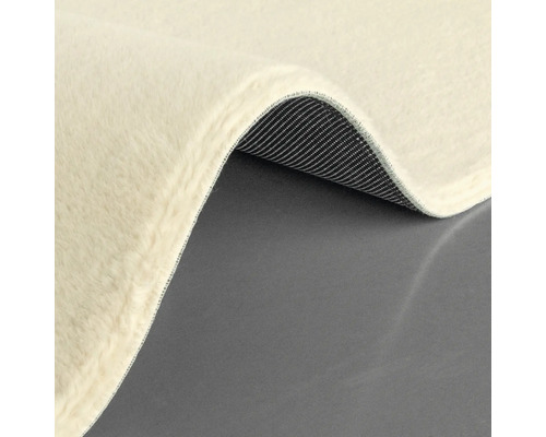 Detailansicht eines Teppichs mit Flor und gewebter Rückseite