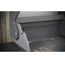 Vue détaillée d''un gril à gaz avec grille et support de maintien au chaud