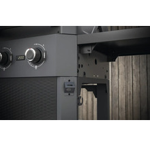 Gros plan d''un barbecue au charbon de bois avec régulateur de température et espace de rangement