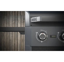 Gros plan d''un barbecue à charbon de bois avec régulateur de température et affichage numérique