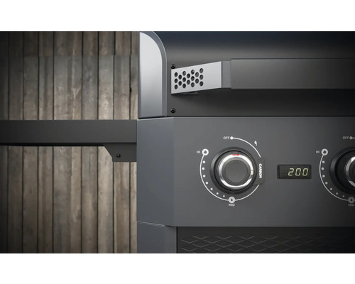 Gros plan d''un barbecue à charbon de bois avec régulateur de température et affichage numérique