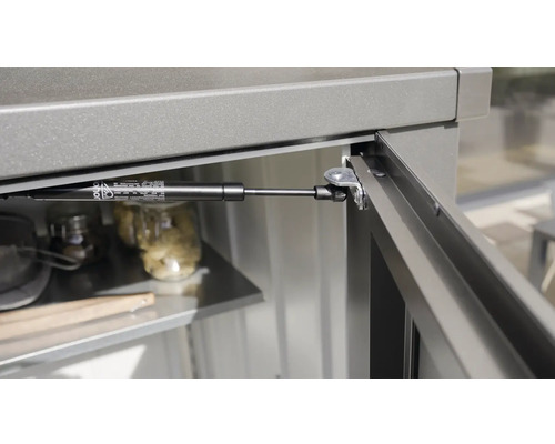 Detailansicht einer Gasdruckfeder an einem Schrank