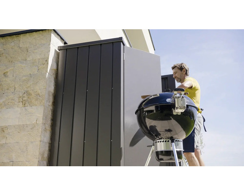 Gartenszene mit Grill und Geräteschrank