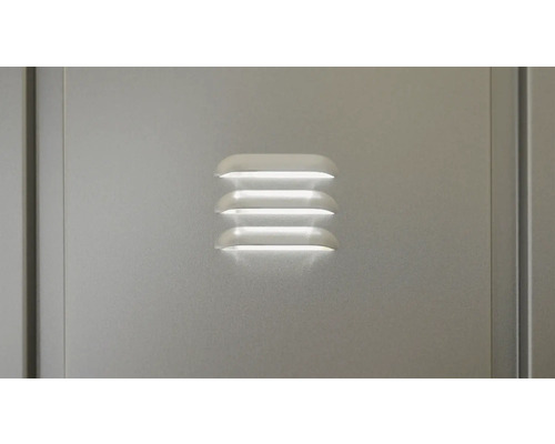 Fentes d''aération dans une porte métallique