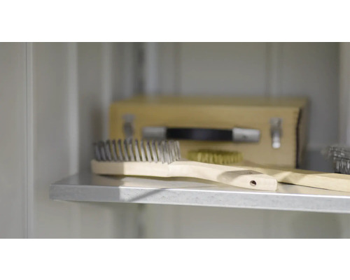 Étagère avec brosse métallique et caisse à outils