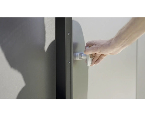 Porte ouverte avec la main sur la poignée