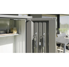 Armoire de jardin ouverte avec étagères et ustensiles de barbecue