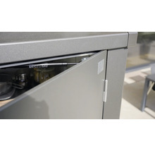 Vue détaillée d''une armoire de jardin ouverte avec ressort à gaz