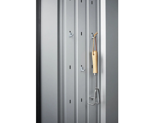 Mur métallique avec crochets et outil de jardin