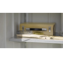 Étagère avec brosses métalliques et boîte à outils