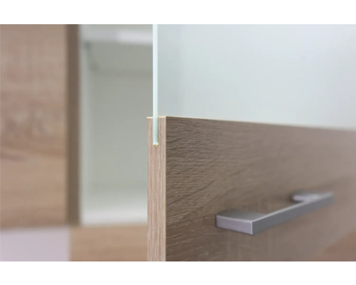 Detailansicht eines Möbelschranks mit Holzmuster und einem Griff
