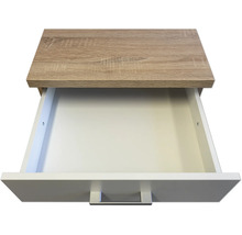 Offene Schublade mit Holzplatte