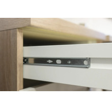 Detailaufnahme eines Schubladenauszugs aus Metall