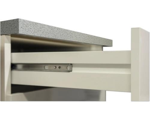 Detailaufnahme eines Schubladenauszugs mit Metallschiene