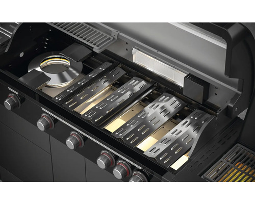 Vue intérieure d''un barbecue à gaz avec brûleurs et grilles.