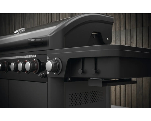 Vue détaillée d''un gril à gaz noir avec des boutons rotatifs